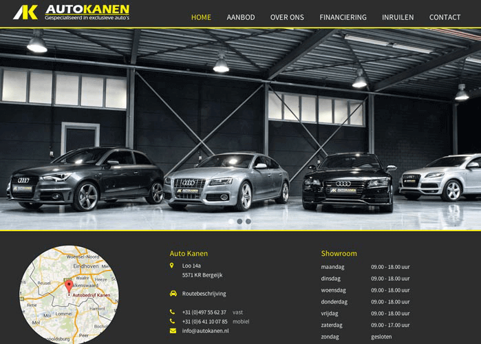 Binnenruimte van een garage of showroom met vier Audi-auto's in verschillende kleuren.