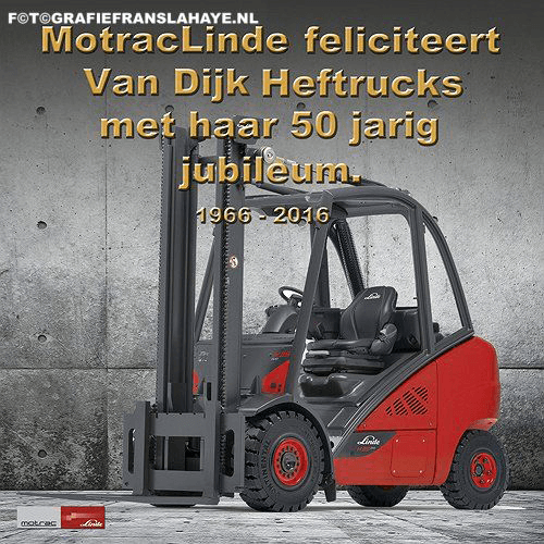 Een rode heftruck staat tegen een grijze betonnen muur. Boven de heftruck staat tekst in goudkleur die afscheid neemt van Van Dijk Heftrucks voor haar 50-jarig jubileum van 1966 tot 2016.