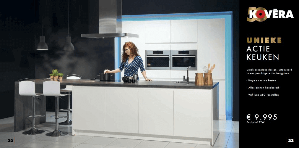 Moderne zwarte en witte keuken met een vrouw die kookt, hoge krukken aan een eiland, en een zwart scherm met tekst over de keuken aan de rechterkant.