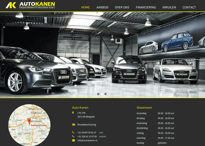 Binnen in autodealer met meerdere auto's, waaronder Audi-modellen, en een grote poster van verschillende auto's aan de muur.