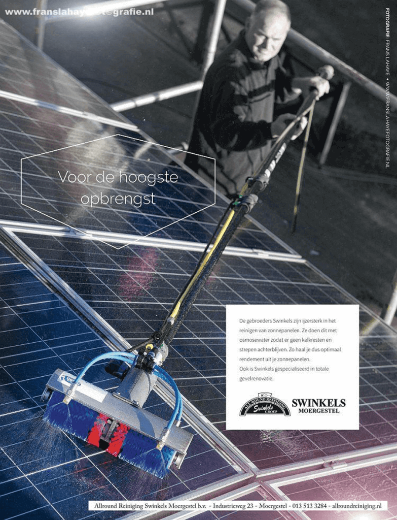 Man schoonmaak zonnepanelen met een apparaat, tekst in Nederlands over zonnepaneelreiniging en een bedrijfslogo.