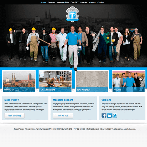 Een groep mensen die in een lijn staan, sommigen dragen veiligheidshelmen en werkkleding, voor een technische of bouwgerelateerde achtergrond.