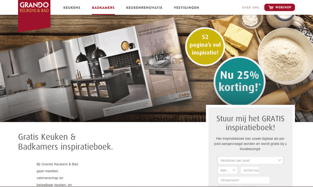 Uitvouwcatalogus met een moderne keuken en keukengerei, inclusief bloem, boter, en meel op een houten tafel.