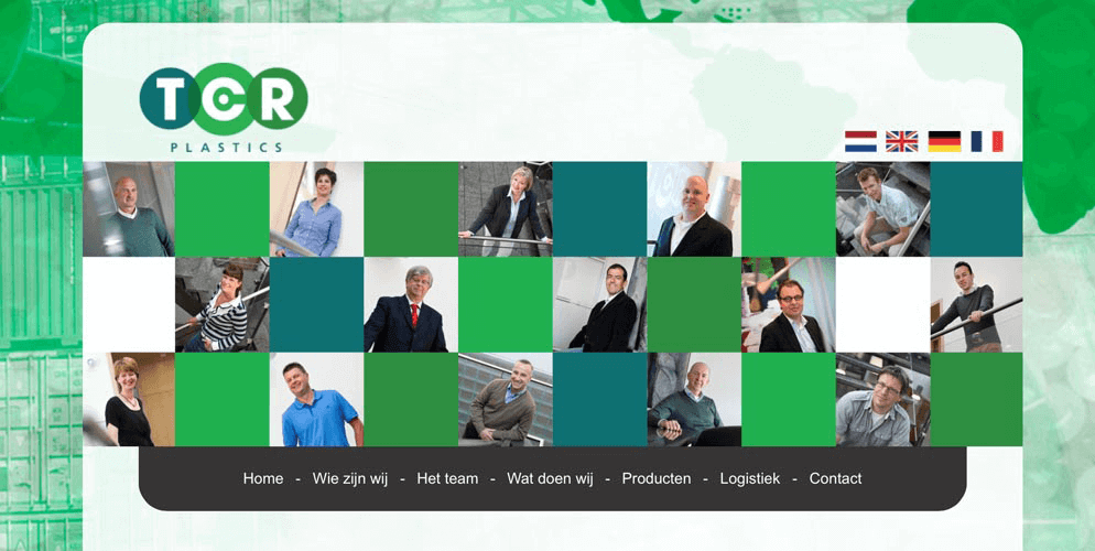 Een website met het logo 'TCR Plastics' en foto's van medewerkers, met een navigatiebalk onderaan in het Nederlands, Engels, Duits en Frans.