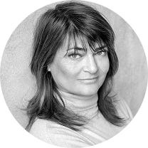 Gezichtsportret van een vrouw met schouderlange, donkerbruine haar, betaande in een zwart-witfoto.