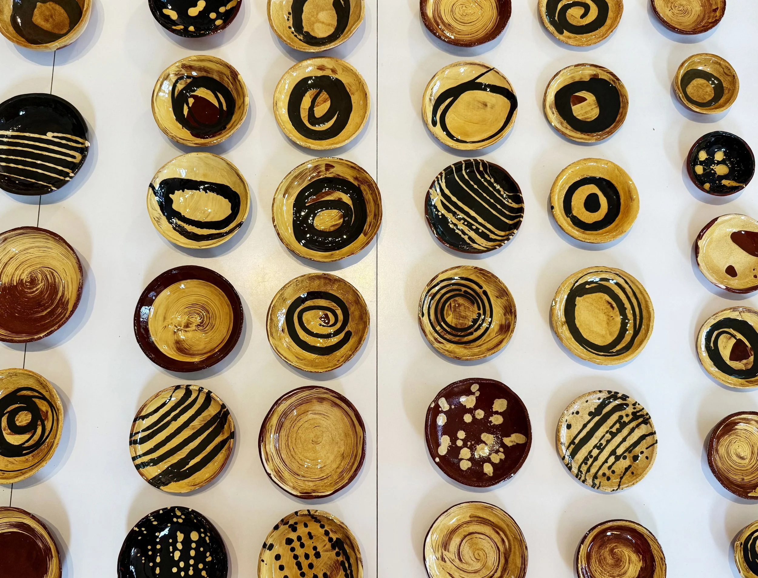 These small terracotta bowls provide instant canvases for spontaneous decoration by trailing, dripping, pouring or brushing. Most are made in moulds and range in size from 12-25cm diameter. 