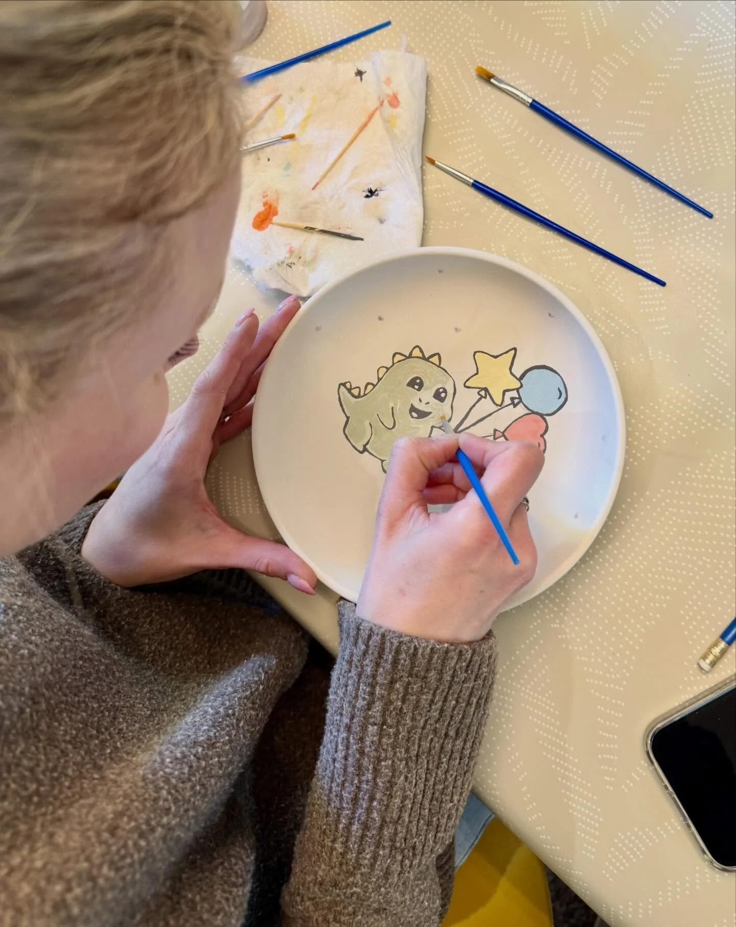 Pendant et apr&egrave;s avec la transformation par la cuisson. 

#ceramiccaf&eacute; #peinturesurc&eacute;ramique #opotcreatif