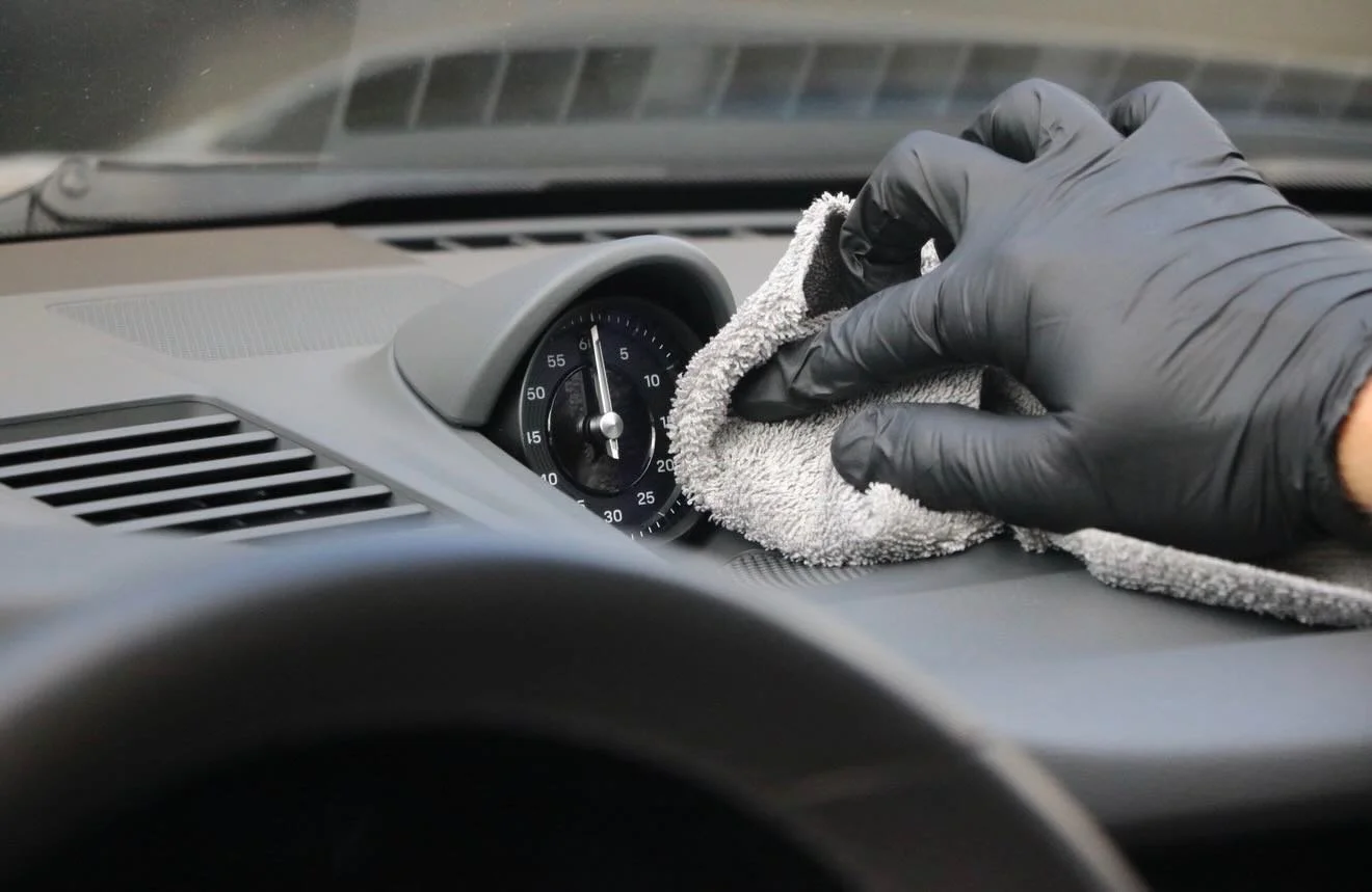 Anyone can wash a car.
Not everyone pays attention to the details that truly make a difference.🚨🧼