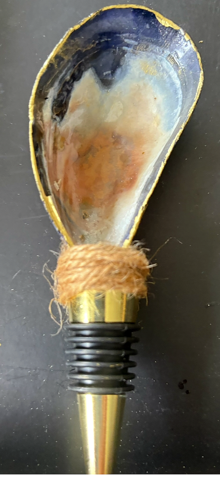 Mussel shell wine stop