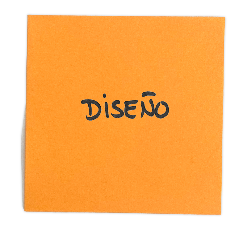 Membrete en papel naranja que dice 'Diseño' en letra negra.