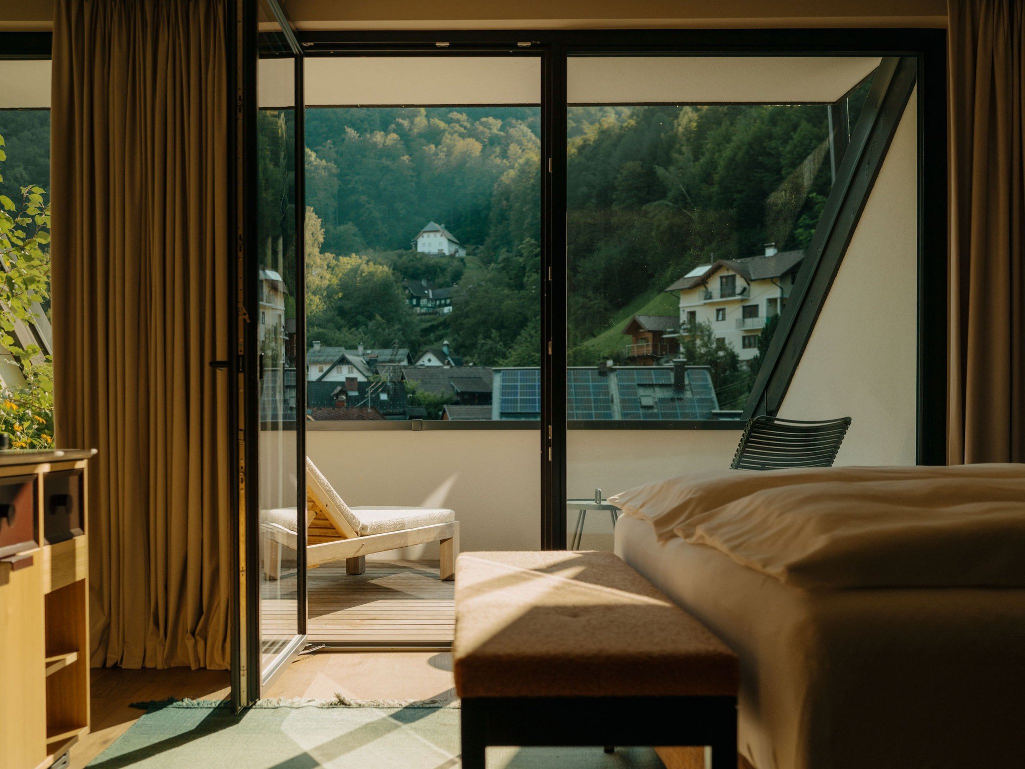 PST_Rooms-and-Suites_Artful-Deluxe-Room-©Julia-Nimke