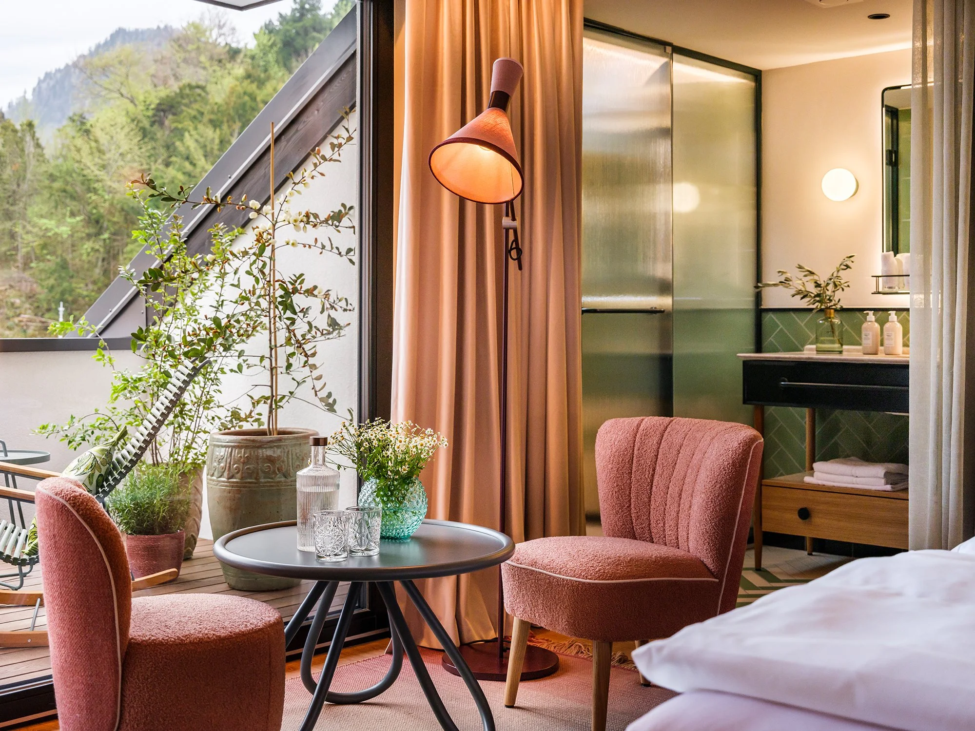 PST_Rooms-and-Suites_Artful-Deluxe-Room-©Christof-Wagner.