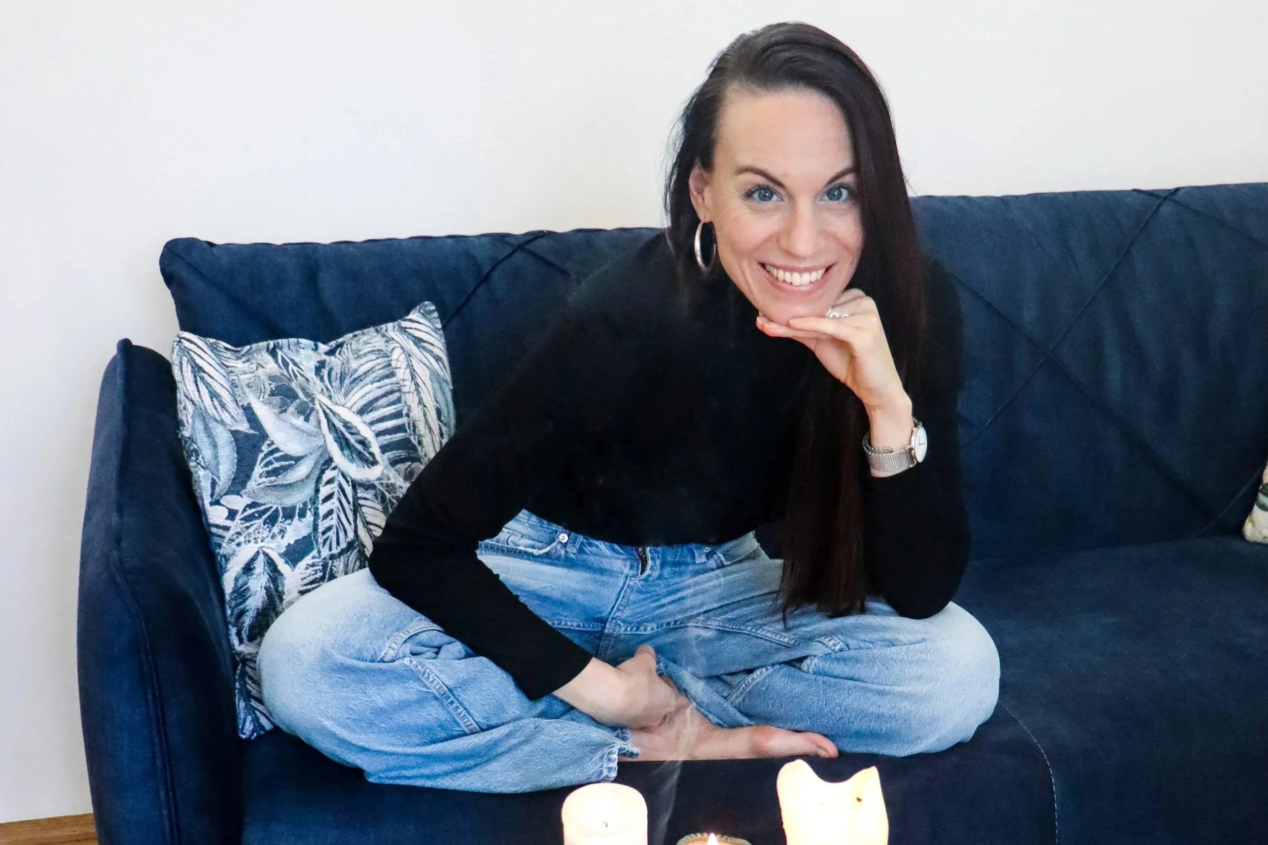 Frau, die Spiritualität und Persönlichkeitsentwicklung verbindet. Eine Gesunde Balance lebt.