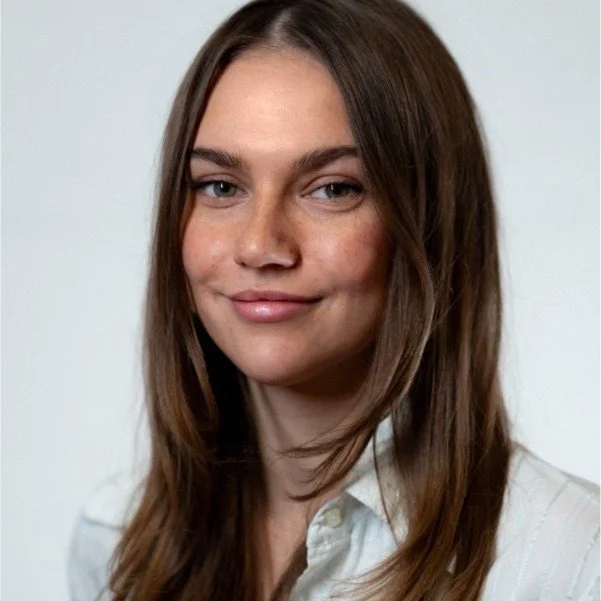 Junge Frau, gestresst, überfordert, geht über ihre Grenzen - Life Coaching, psychologische Beratung für Grenzen setzen, Resilienz, Stressmanagement, sich selbst priorisieren, Balance, Work Life Balance, Leichtigkeit in Wien und online