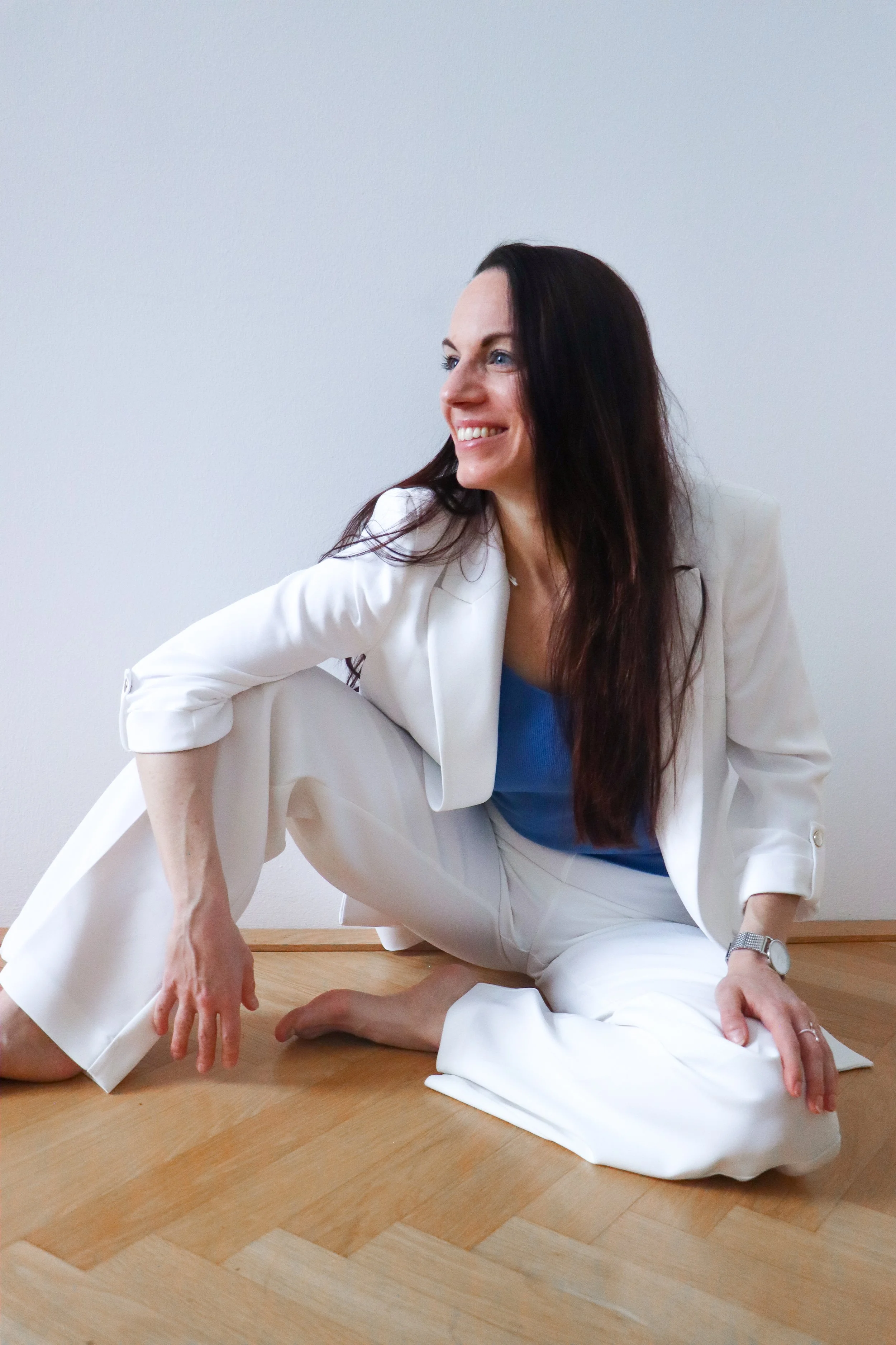 Frau in ihrer Kraft, die Karriere und Selbstfürsorge in Balance lebt.