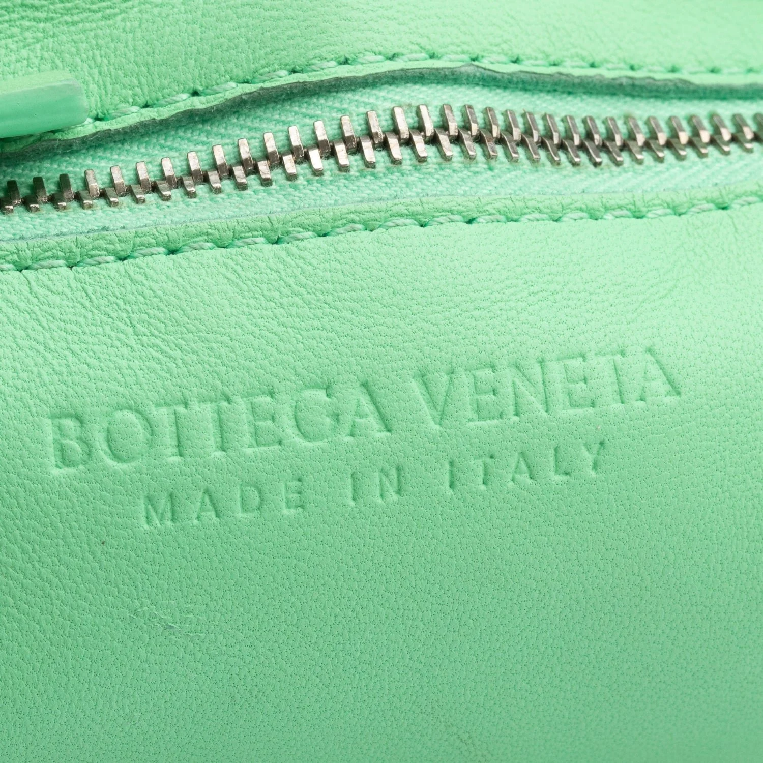 Bottega-Veneta-Green-Leather-Intrecciato-Classic-Cassette-Bag-9.jpg