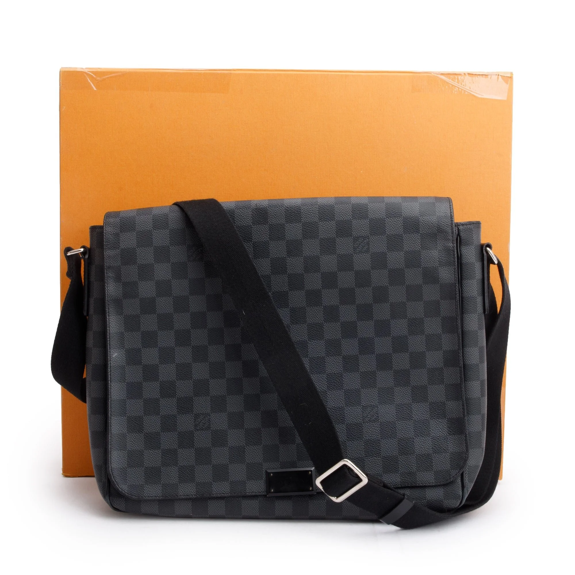 Louis-Vuitton-Damier-Graphite-District-MM-2.jpg
