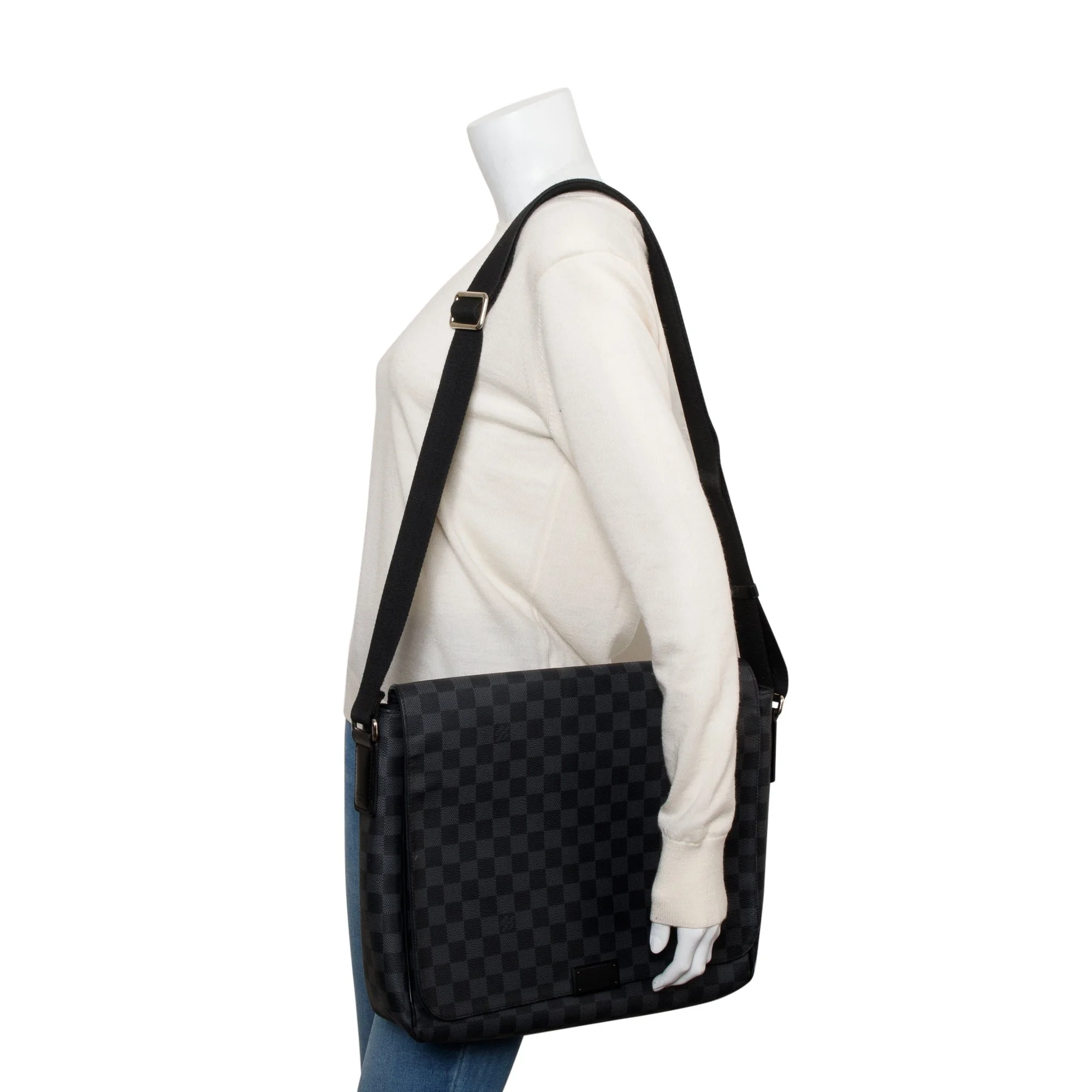 Louis-Vuitton-Damier-Graphite-District-MM-3.jpg