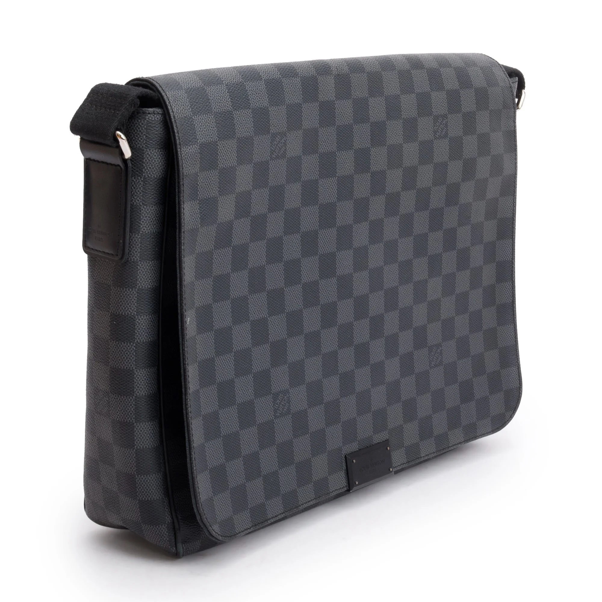 Louis-Vuitton-Damier-Graphite-District-MM-5.jpg