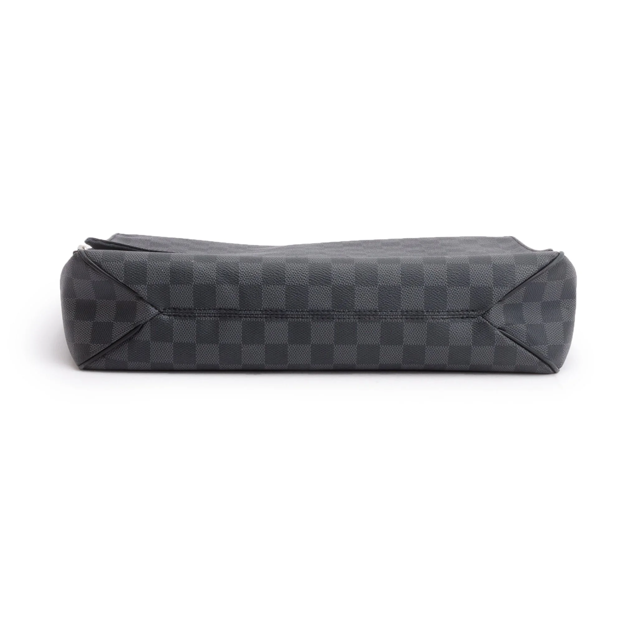 Louis-Vuitton-Damier-Graphite-District-MM-8_653d432d.jpg