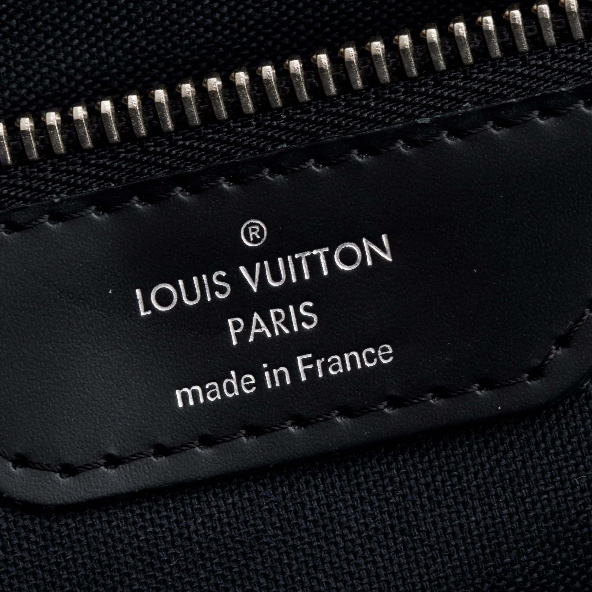 Louis-Vuitton-Damier-Graphite-District-MM-10.jpg