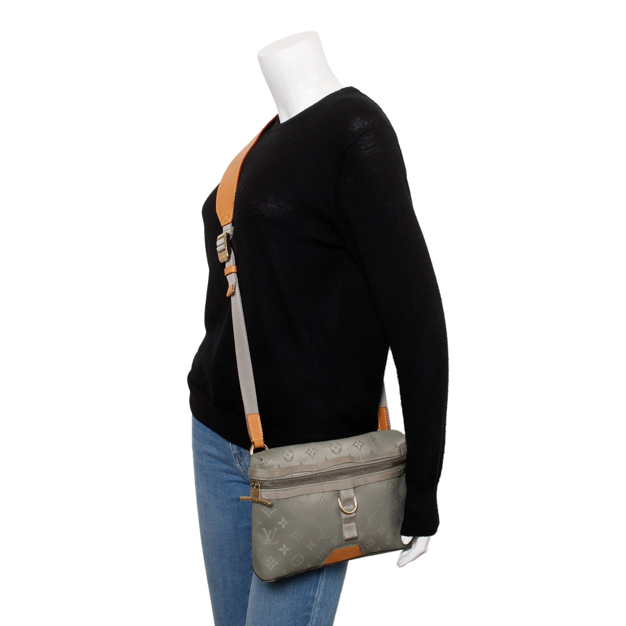 Louis-Vuitton-Titanium-Monogram-Messenger-Bag-PM-2.jpg