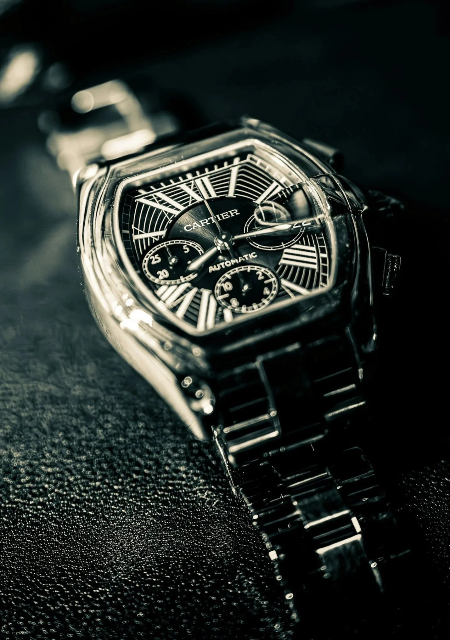 Authentic Cartier Swiss movement.
Luxury Watch featuring Swiss movement, Sapphire crystal, iconic design, and timeless elegance.