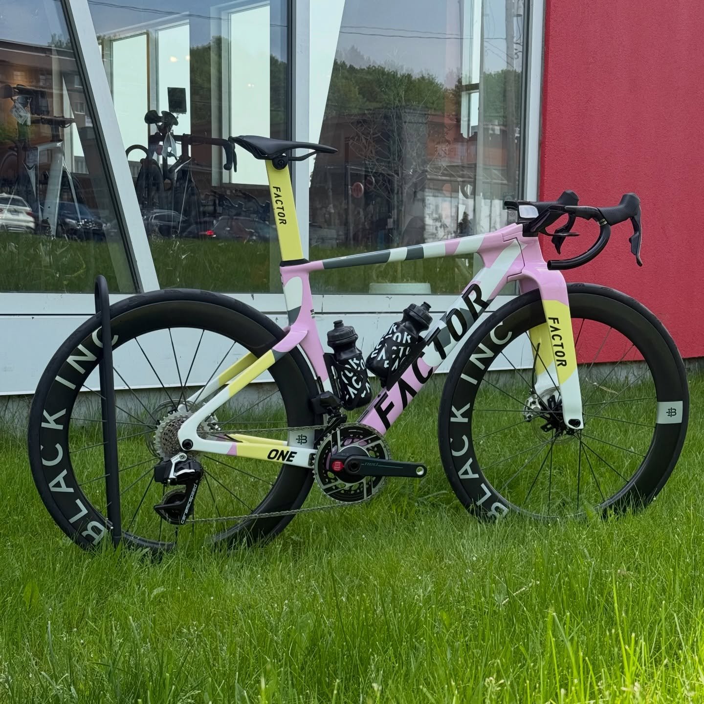 FACTOR ONE 🚀

Pour ceux et celles qui recherchent la performance maximale &agrave; tout prix, le Factor One est pour vous! Son design et peinture unique vous feront remarqu&eacute;s au sein du peloton! 🚴&zwj;♂️🚴&zwj;♂️🚴&zwj;♂️

Faites vite! Nous 