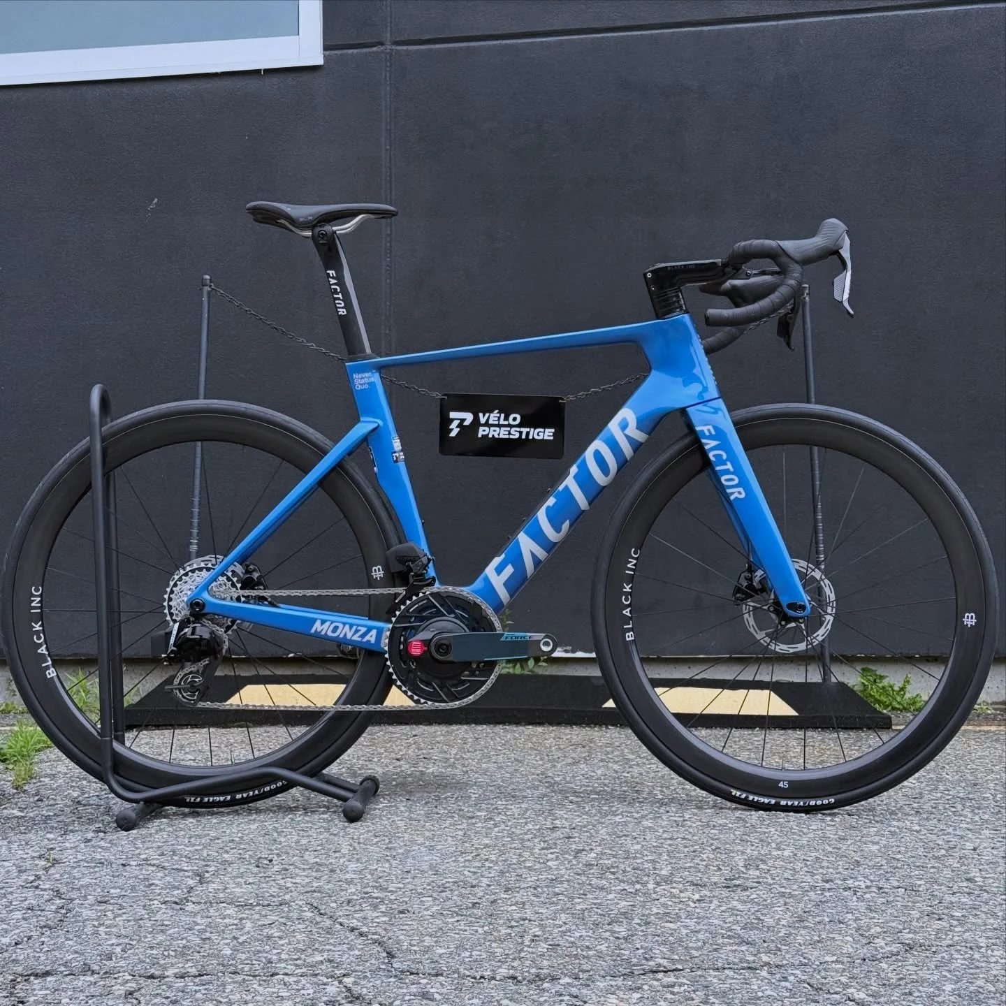 Factor Monza

Un v&eacute;lo de route de performance con&ccedil;u pour offrir un excellent &eacute;quilibre entre vitesse, confort et polyvalence. 

Inspir&eacute; des mod&egrave;les haut de gamme de Factor, il adopte un cadre en carbone l&eacute;ger