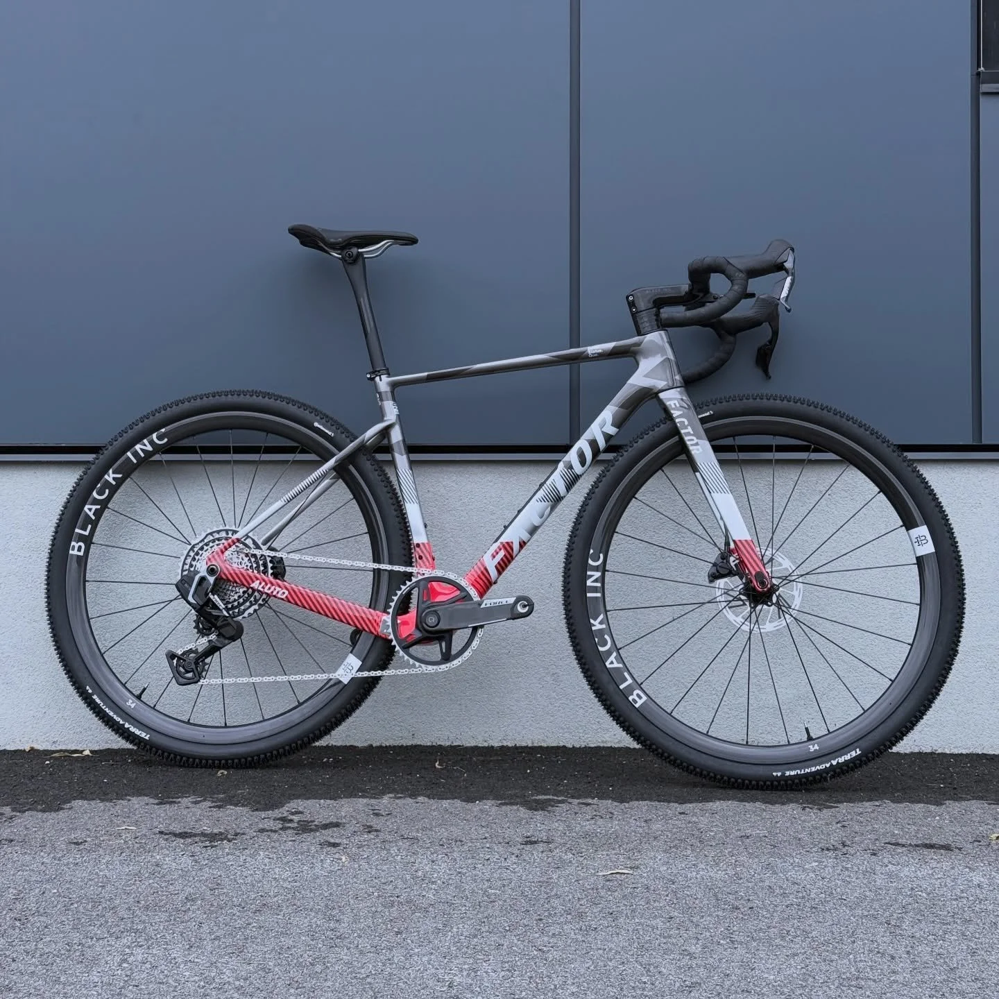 FACTOR ALUTO 🚀

Un gravel bike polyvalent et extr&ecirc;mement rapide, enti&egrave;rement en carbone et mont&eacute; avec une transmission SRAM Force XPLR 13 vitesses!

Disponible en boutique maintenant!

@factorbikes #gravelbike #cycling #estrie #s