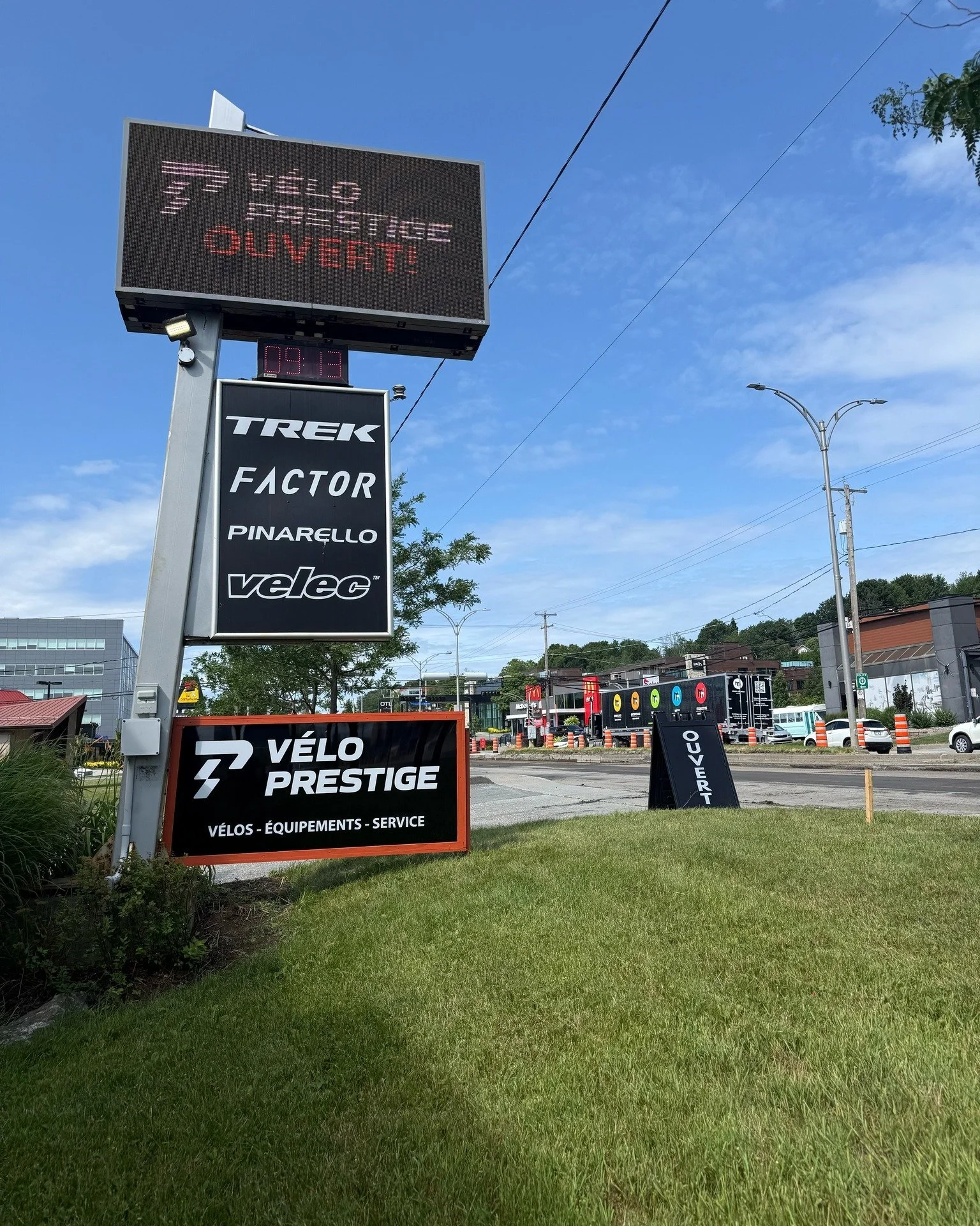 Vacances de quoi? Pas de la construction! 🚧

Malgr&eacute; la fermeture de la voie en direction est de la rue King Ouest &agrave; Sherbrooke, nous sommes encore ouverts!

Pour acc&eacute;der &agrave; notre stationnement, prenez la rue Don-Bosco Sud 