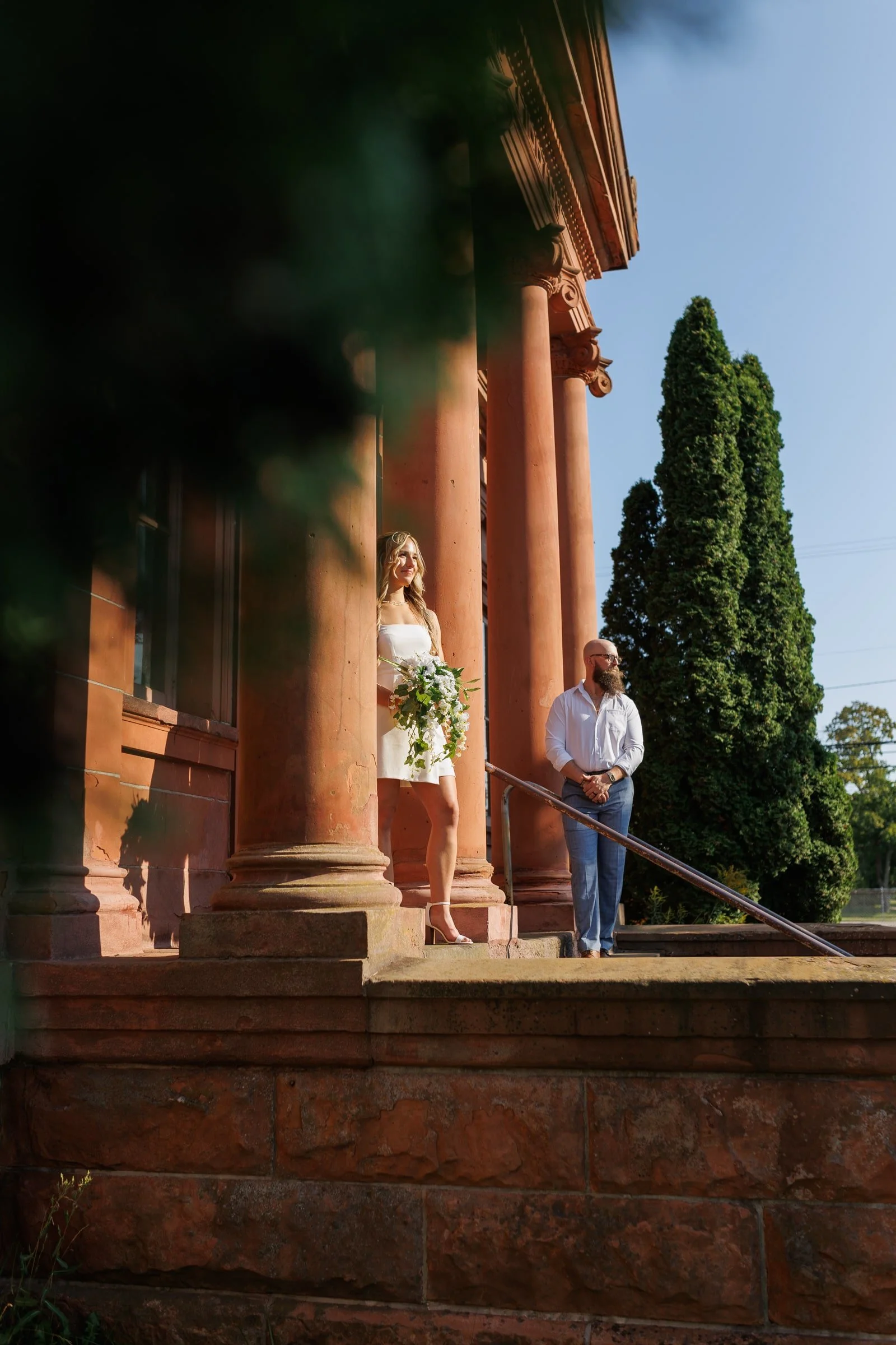 Elegant photos and videos of newlyweds showing off in front of an elaborate venue