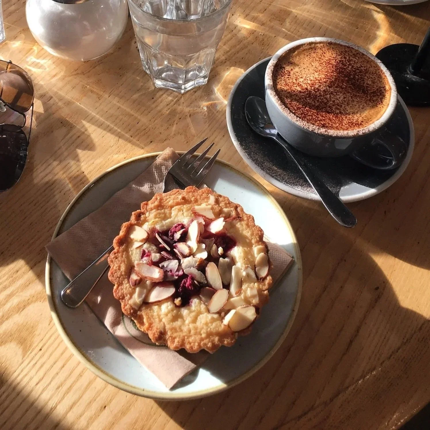 Almond-Raspberry-Tarte and a Cappuccino