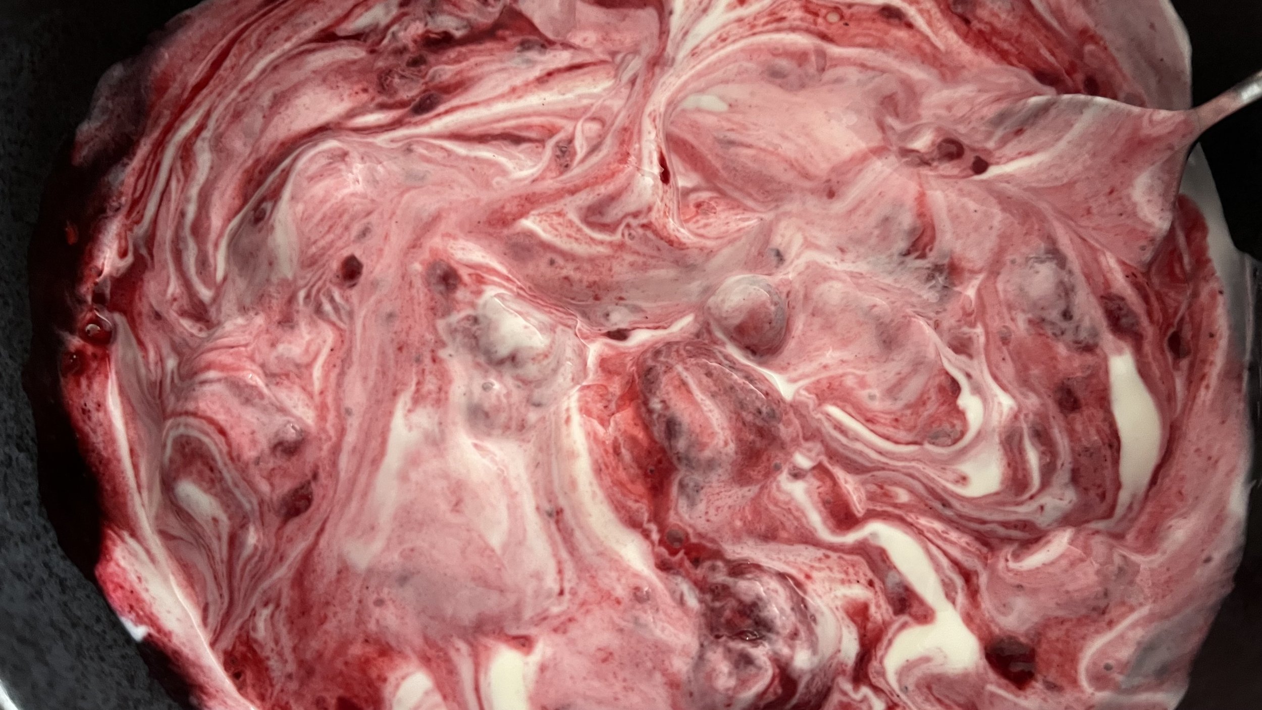 Früchte mit griechischem Joghurt