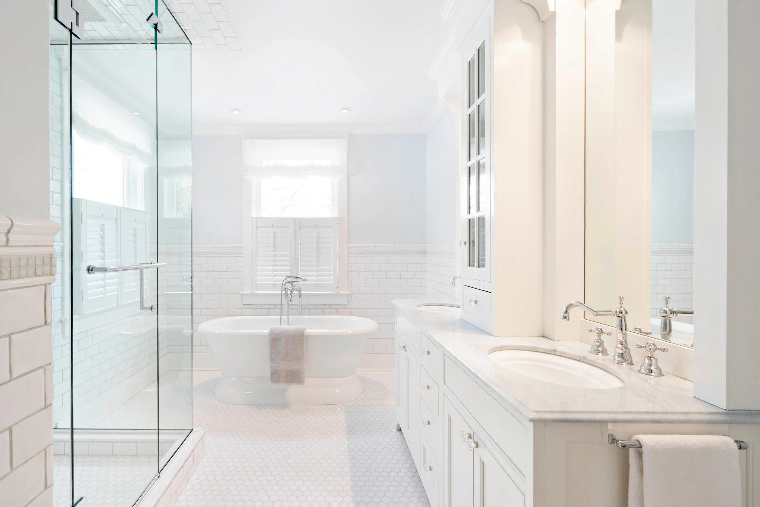 Primary bathroom in Greenwich, CT designed by Luminosus Designs with steam shower and custom tile niche.