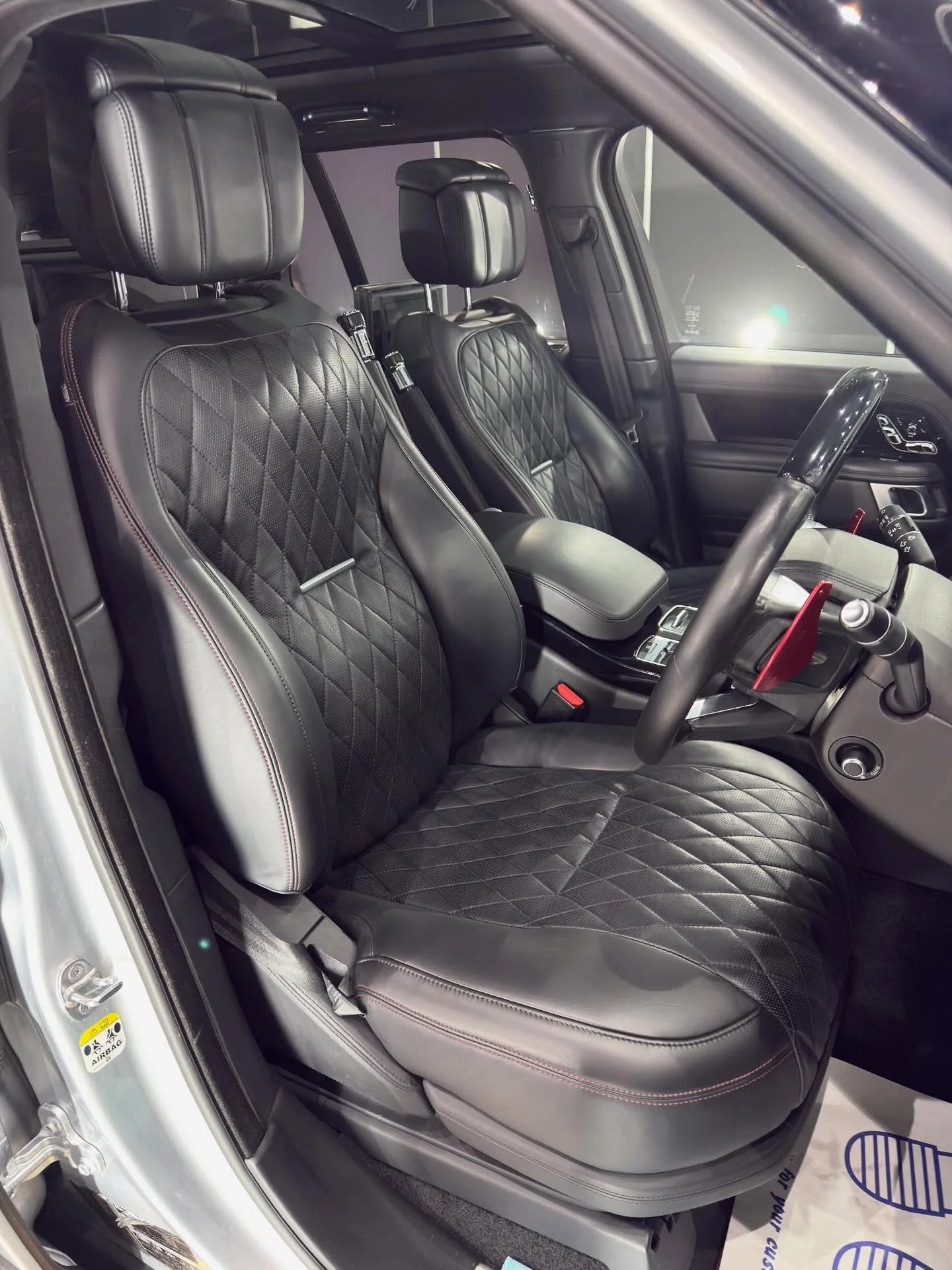 Range Rover SV - Drivers seat upper and lower bolster repair and re-colour. Extra attention needed to make sure no colour transfer onto the lovely red stitch. 

#leatherrepair #leatherrestoration #carseatrepair #detailing #kuraautomotive