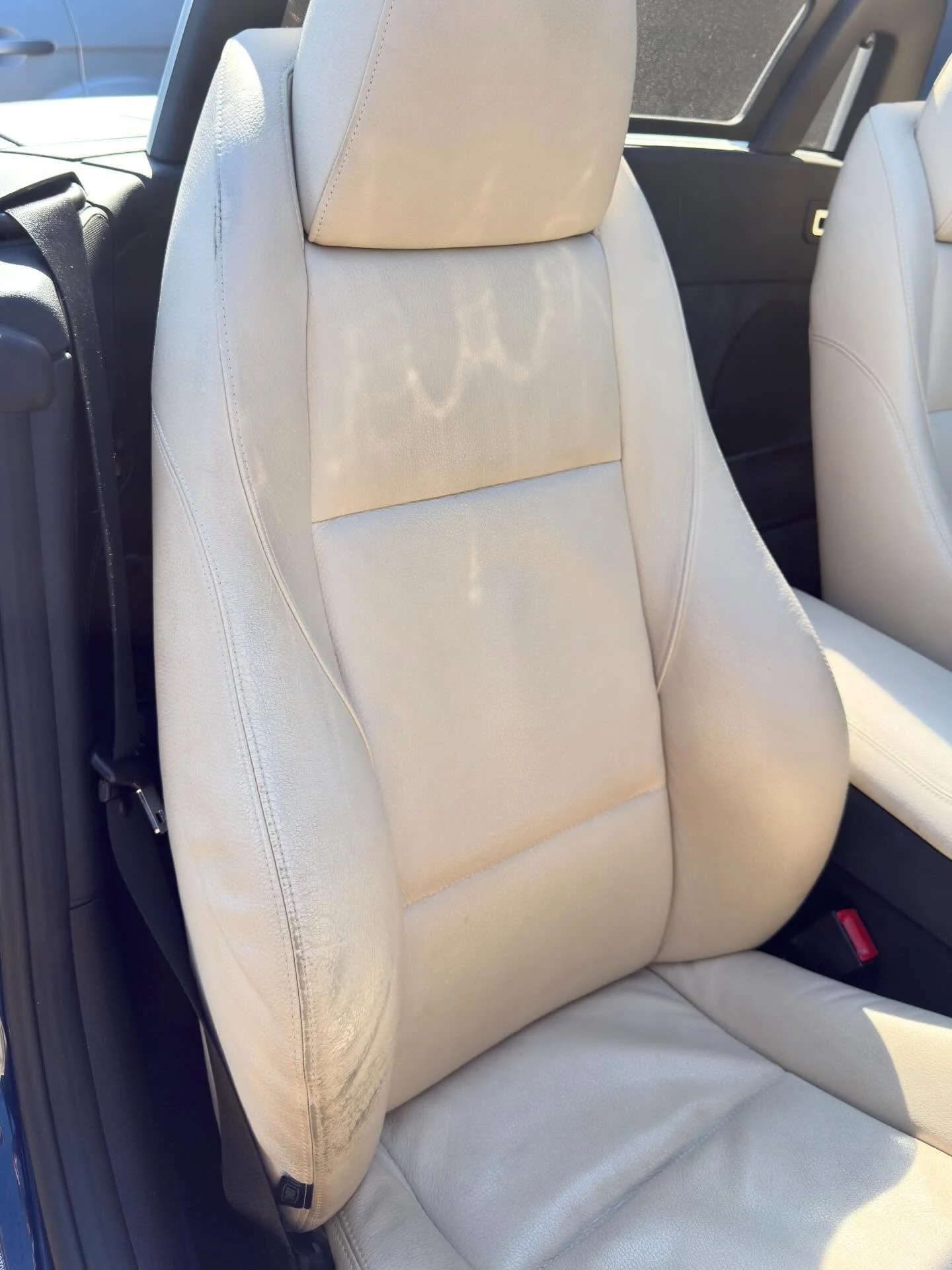 BMW Z4 bolster restoration - Canberra beige colour matched

#leatherrestoration #leatherrepair #detailing #beforeandafter #kuraautomotive