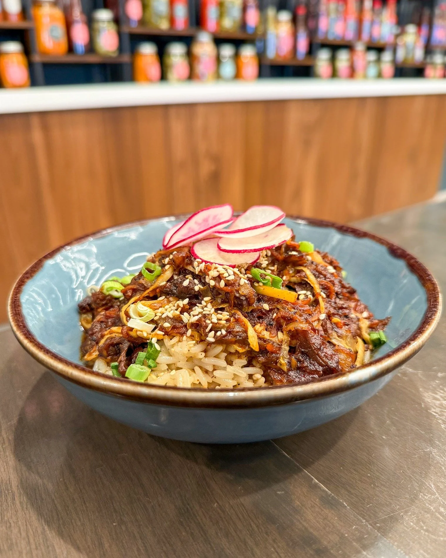 This week's Chef's Lunch is the Sesame Beef Bowl. 🥢

&middot; Saut&eacute;ed beef &middot; cabbage &middot; pickled carrots &middot; pickled onions &middot; savory beef sauce &middot; rice &middot; sesame seeds &middot; scallions &middot;

Enjoy thi