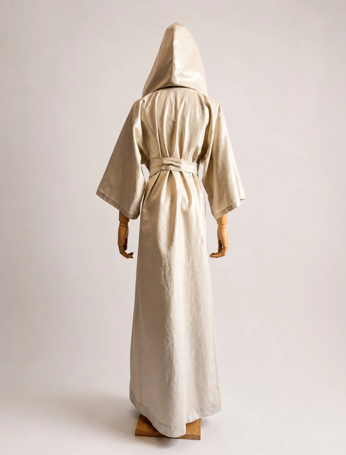 Nira Sol kapuutsiga kimono tagantvaade_Prosinga Studiojpg