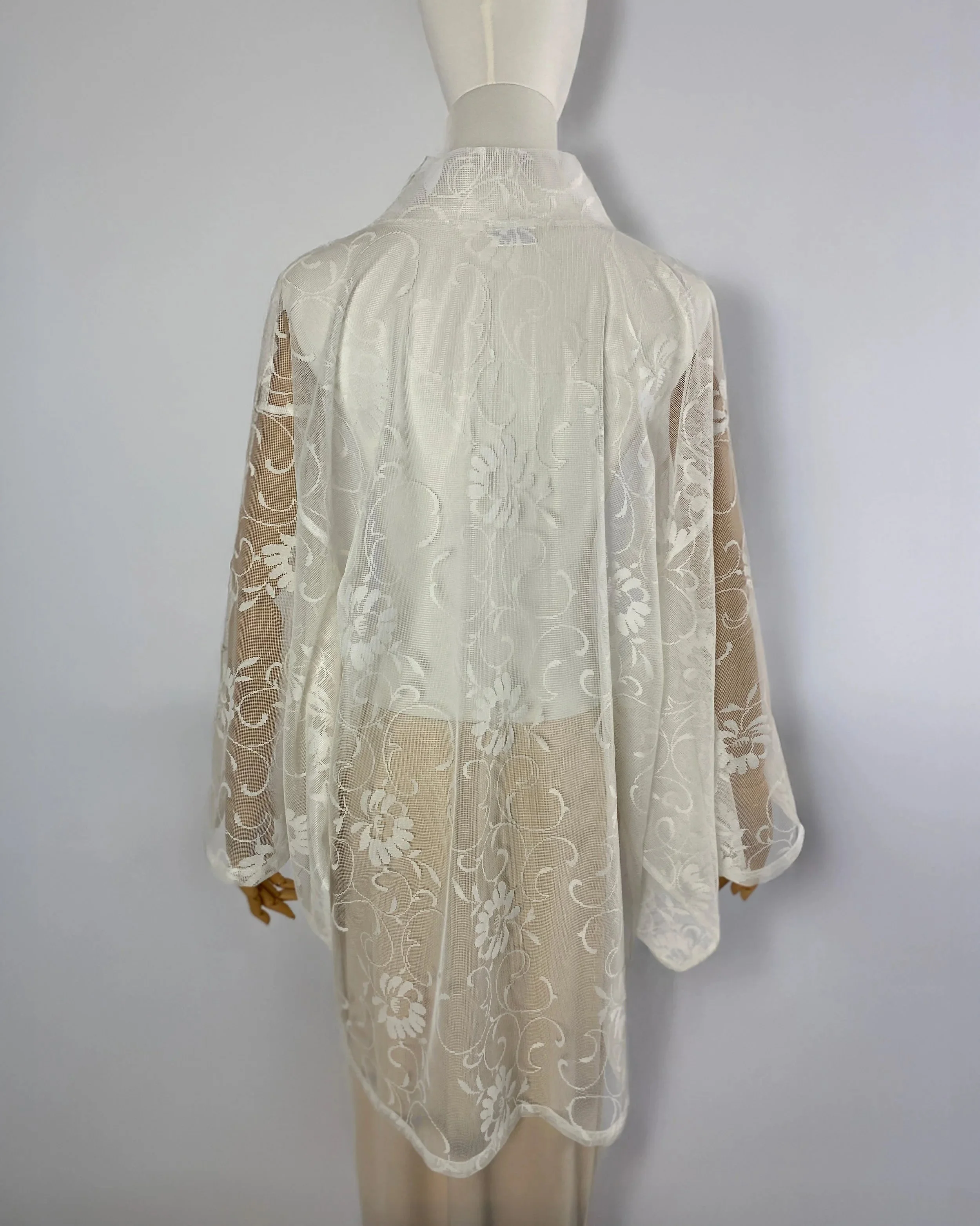 Mira Lace, tagantvaade-Prosinga Studiojpg