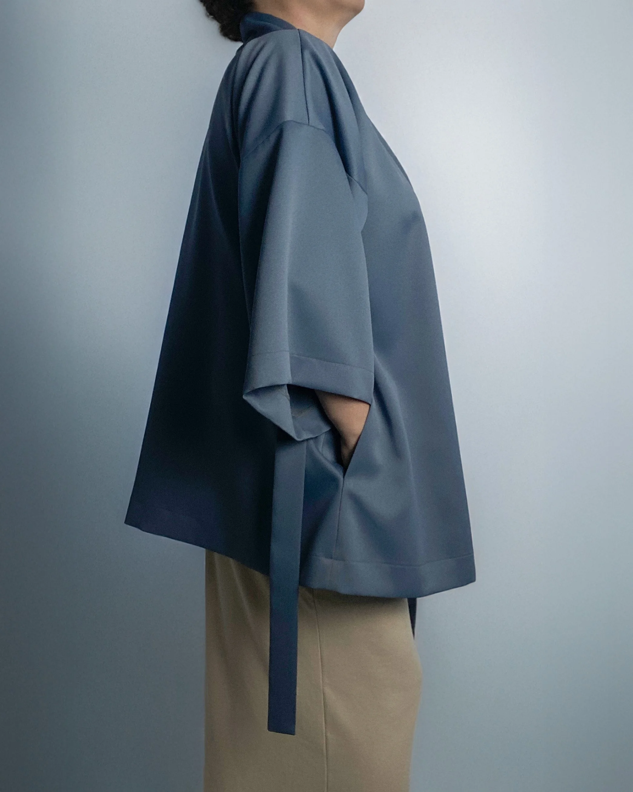 Noxi Grey, külgvaade taskuga-Prosinga Studio.jpg