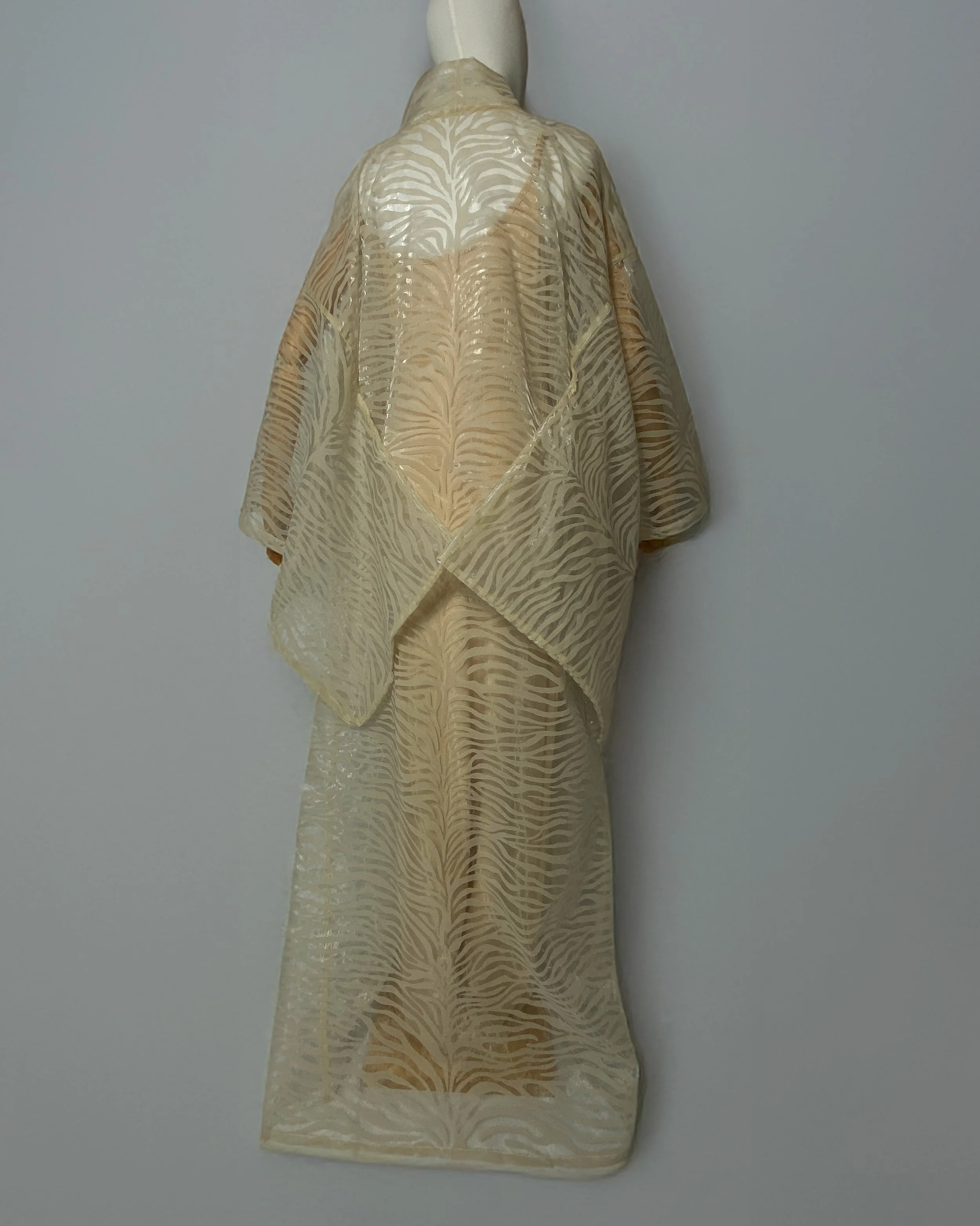 Tiger Veil, tagantvaade varrukatega-Prosinga Studio.jpg