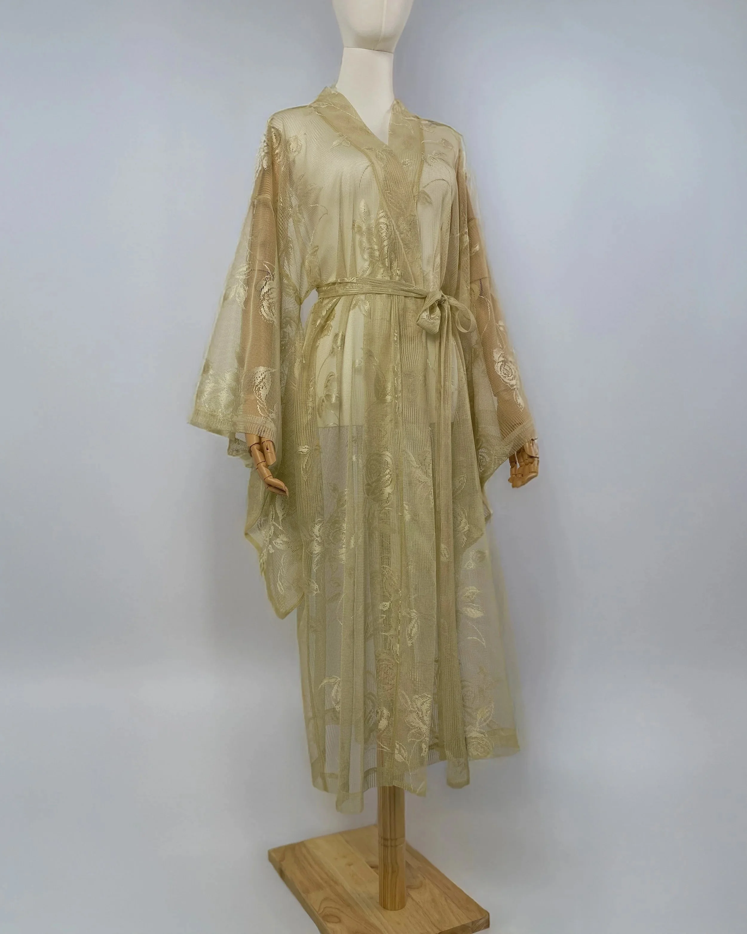 Solar Rose-pitskimono taaskasutatud pitskardinast, teine esivaade – Prosinga Studio.jpg