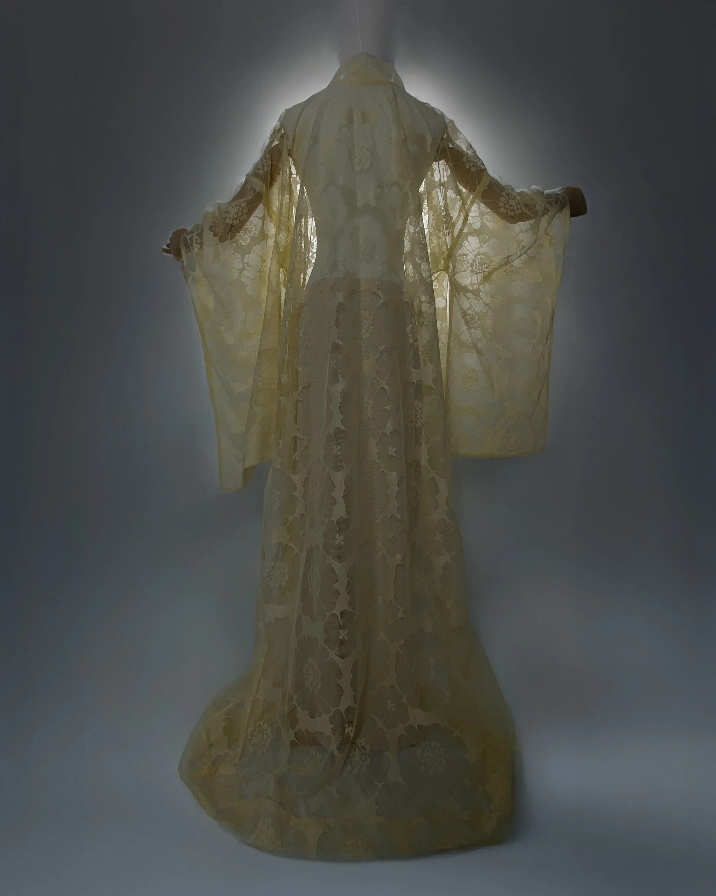 Solar Veil-pitskimono taaskasutatud pitskardinast, tagant üldvaade.jpg