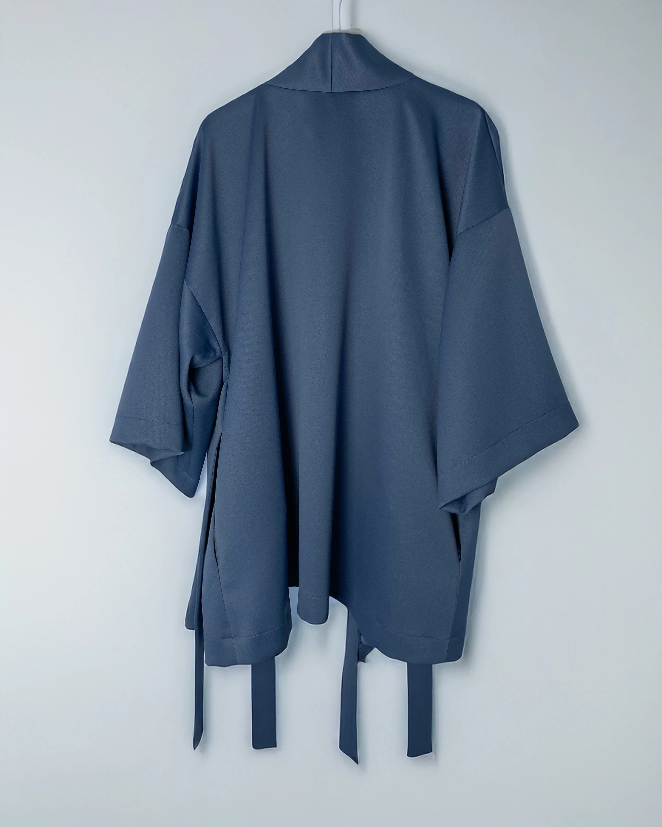 Noxi Grey, tagantvaade riidepuul-Prosinga Studio.jpg