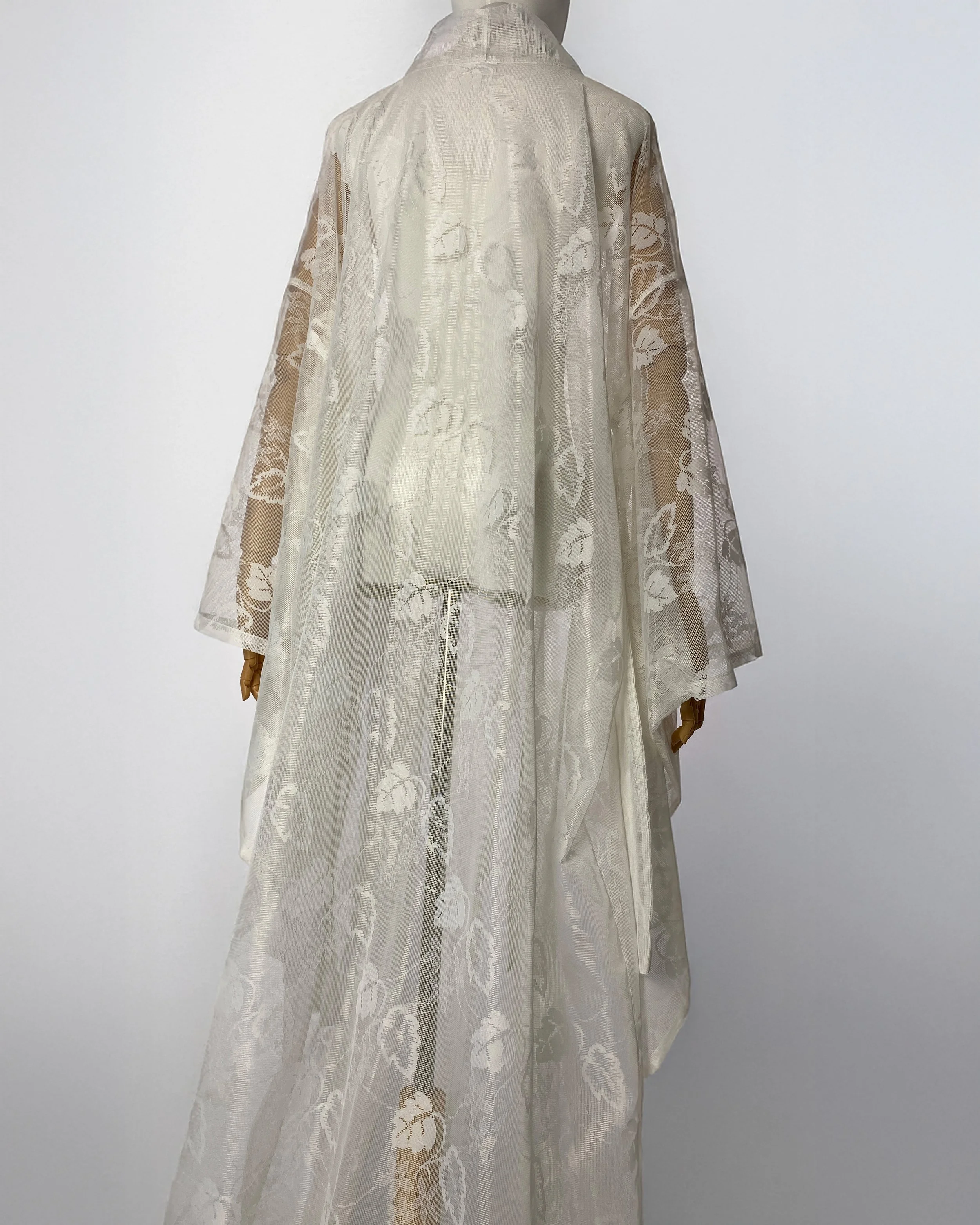 Chant Veil, tagantvaade poolfiguur-Prosinga Studio.jpg