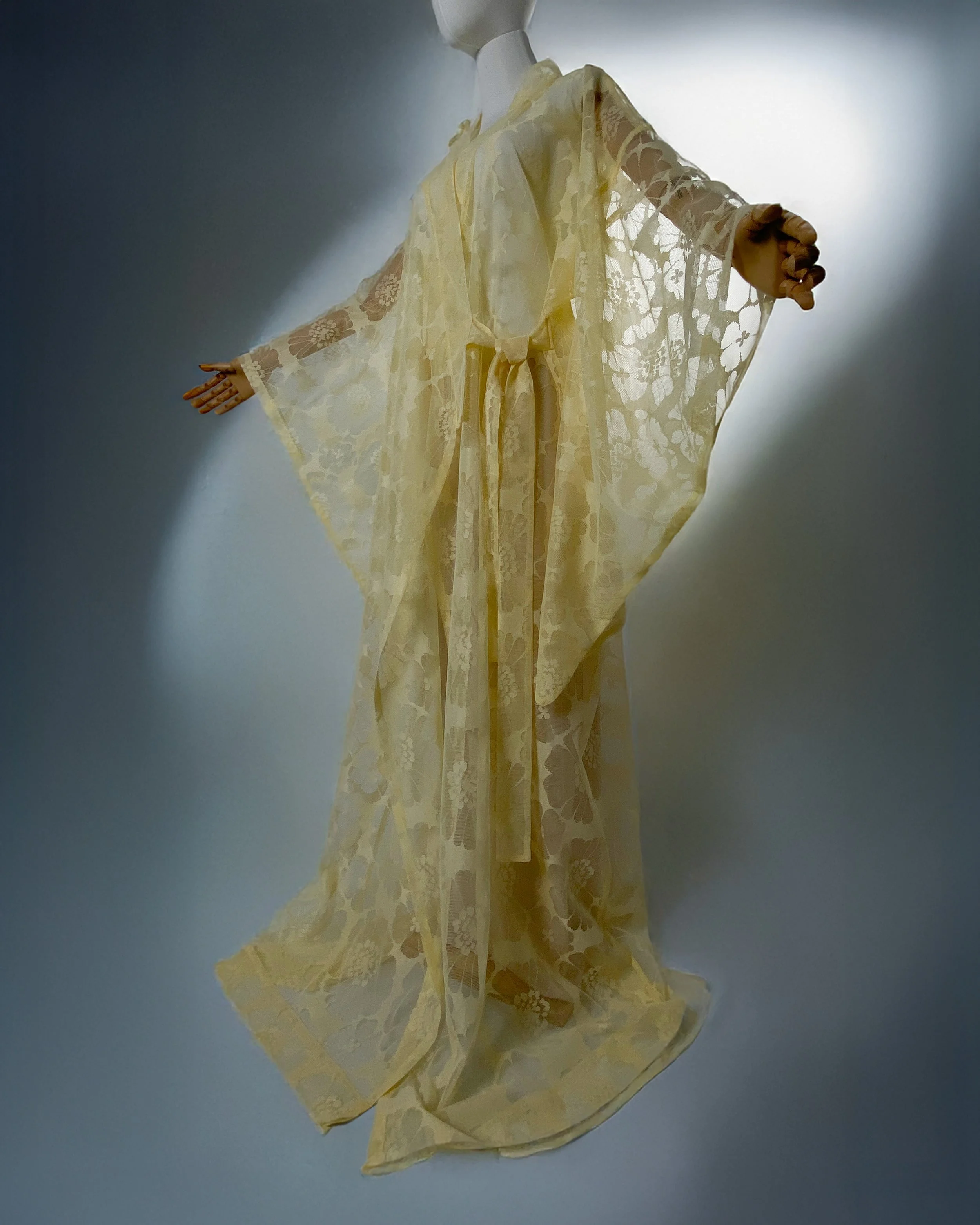 Solar Veil-pitskimono taaskasutatud pitskardinast, külgvaade.jpg