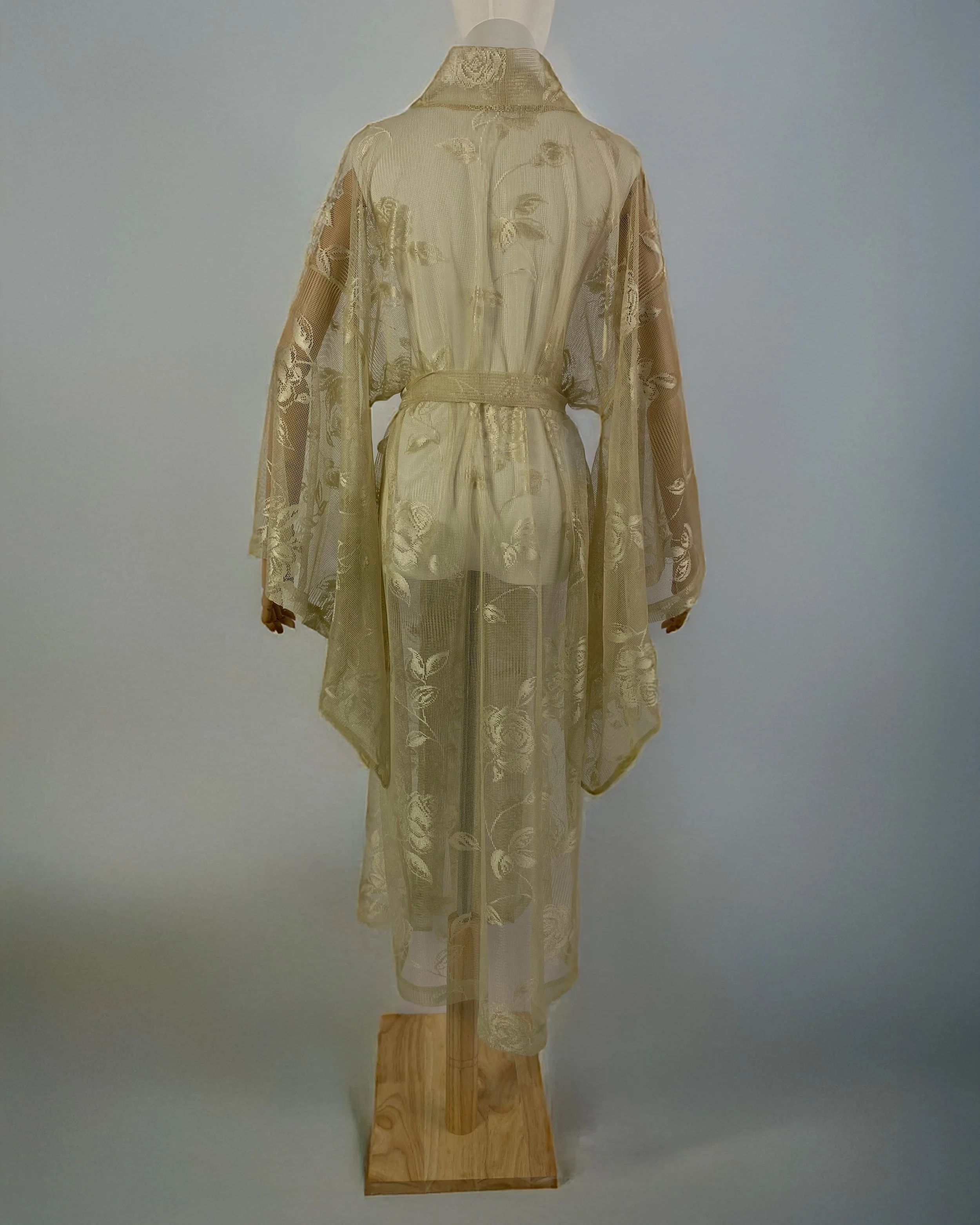 Solar Rose-pitskimono taaskasutatud pitskardinast, eagantvaade – Prosinga Studiotagant.jpg