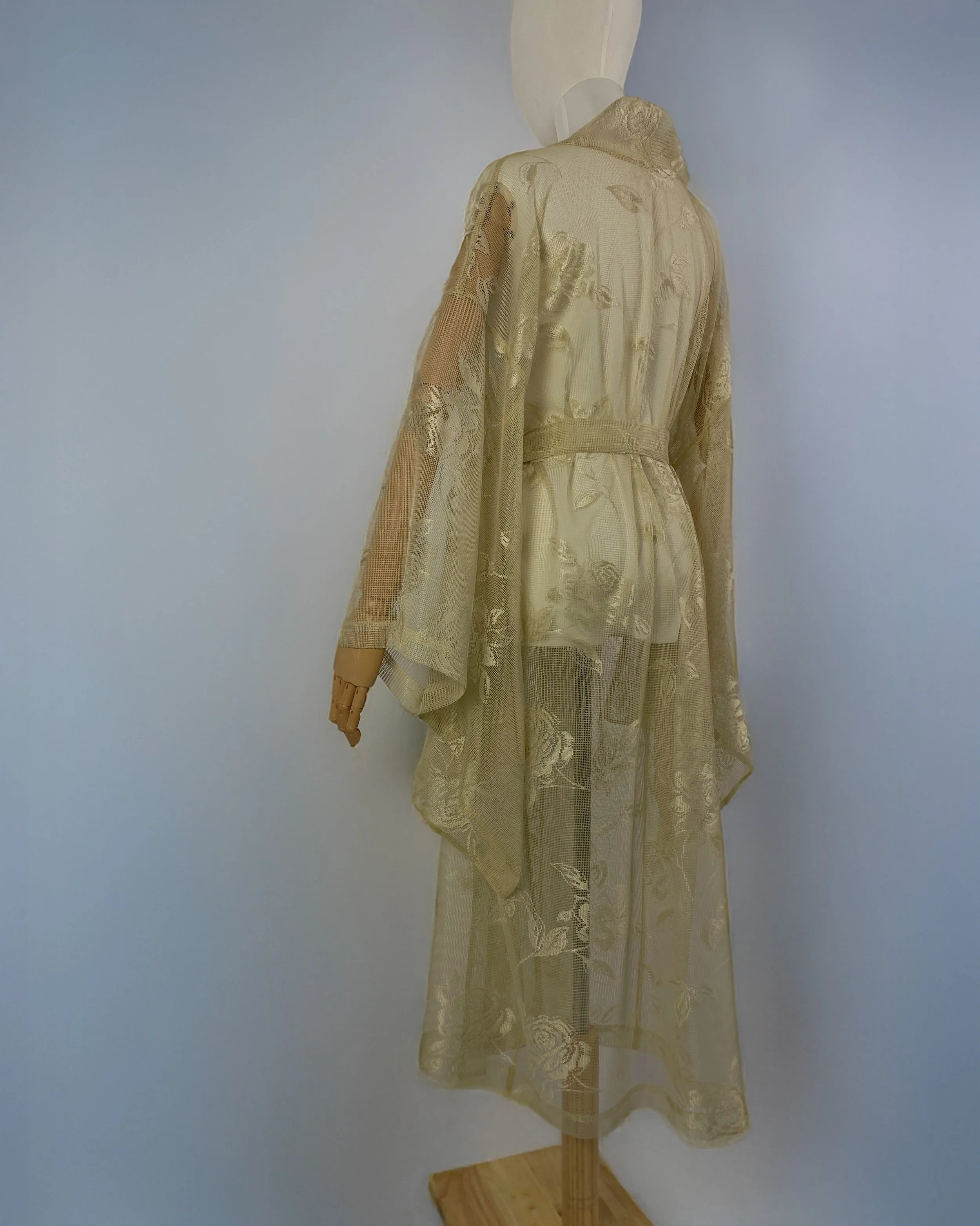 Solar Rose-pitskimono taaskasutatud pitskardinast, tagant külg – Prosinga Studio.jpg