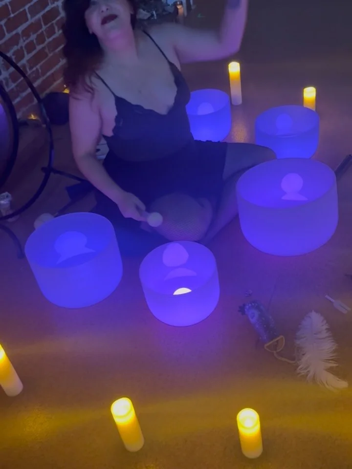 🌀🪬Thank you everyone for ringing in the Spring Equinox with me at @kinship_highlandpark what a beautiful cosmic sound journey, always with an altar for our seasonal celebrations. This time we had shells and feathers on the altar: half white and hal